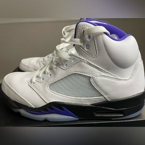 Jordan 5 concord. White and purple size 9.5 men’s. Worn 1 time great condition